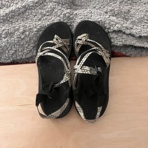 Off-white/grey Womnes size 8 chacos